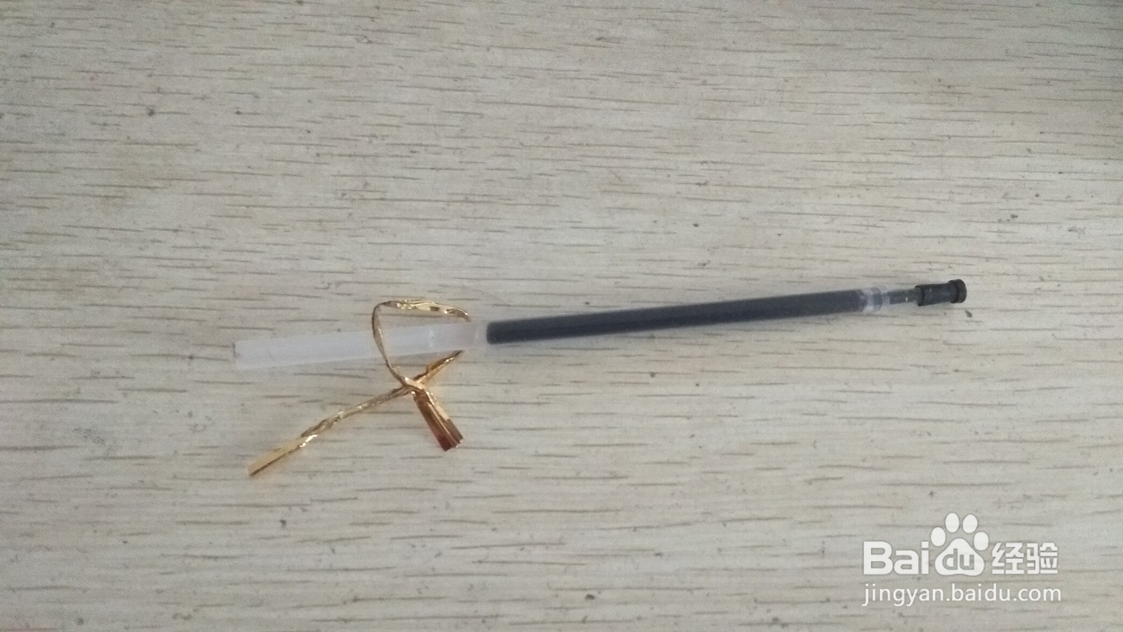 如何用面包袋绑绳和中性笔芯做简易的手机支架