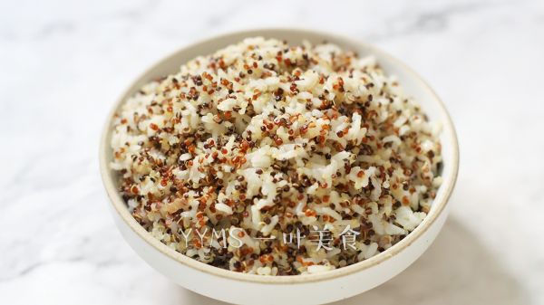 三色藜麦虾仁九层塔炒饭