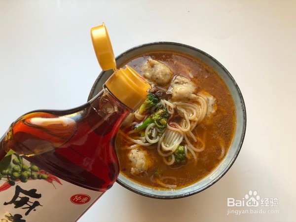 麻辣香菇鱼丸米粉的做法