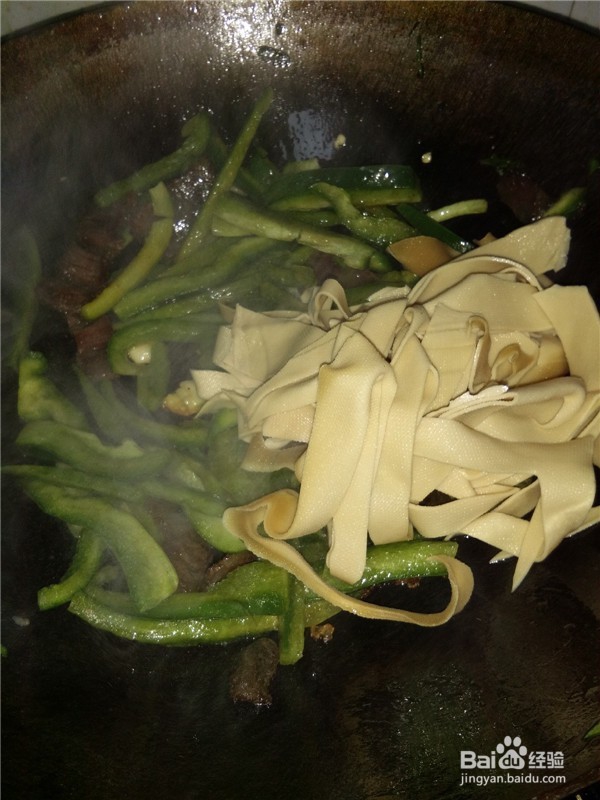 青椒丝豆腐皮炒腊肉