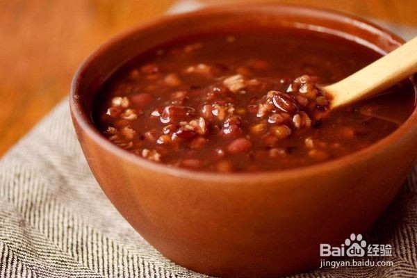 如何从白发的位置判断健康状况？