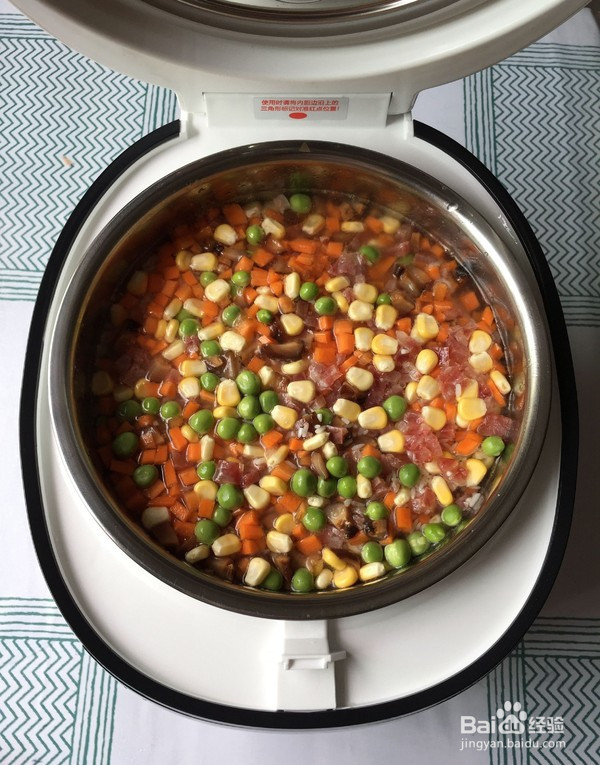 五彩腊肠饭的制作方法