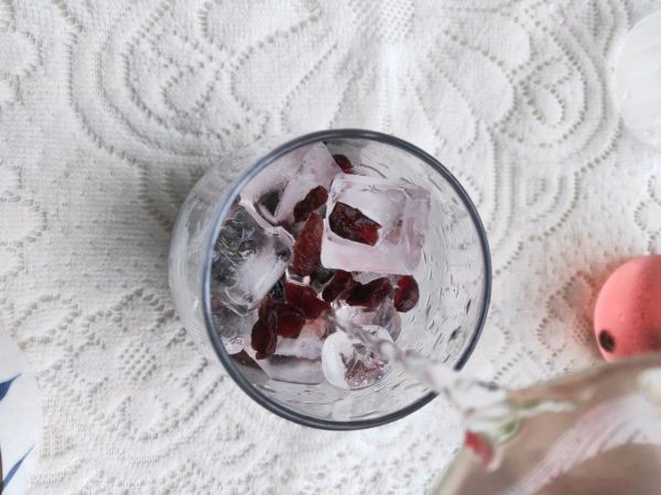桑葚蔓越莓冰饮