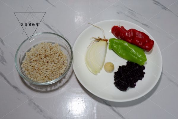 双椒紫菜烩高粱米