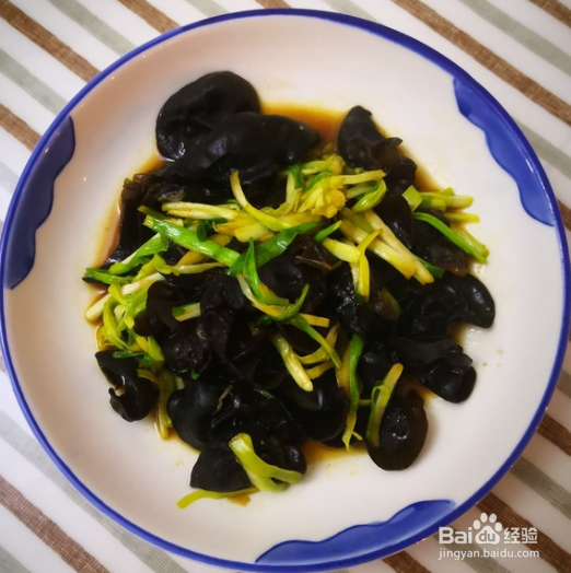 木耳炒蒜苗的做法