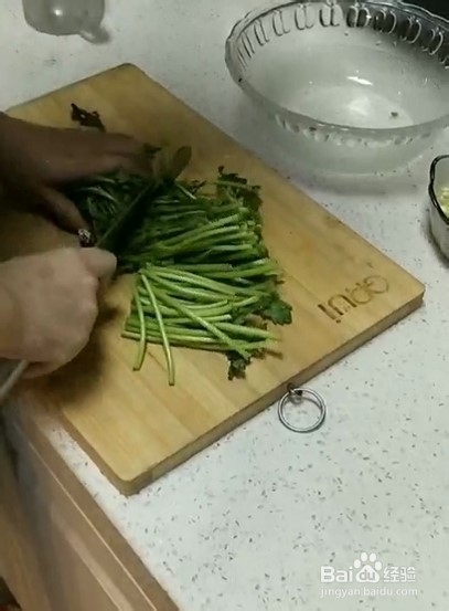 蒜香酱茼蒿的做法