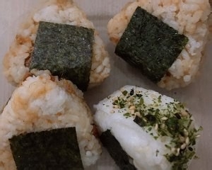 鳗鱼/肉松/油条酥/芝麻海苔碎的日式三角饭团