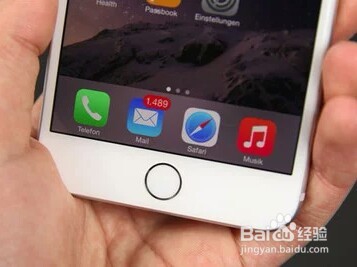 苹果开机键粘上胶水怎么去掉