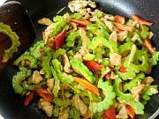 清热消脂：苦瓜炒肉片