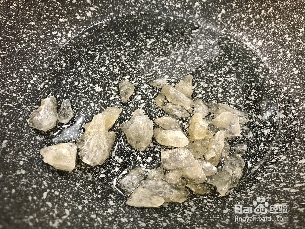 一个人做五花肉炖土豆茶树菇