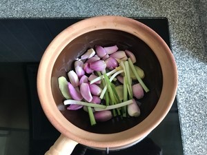红葱头焗鸡煲的做法