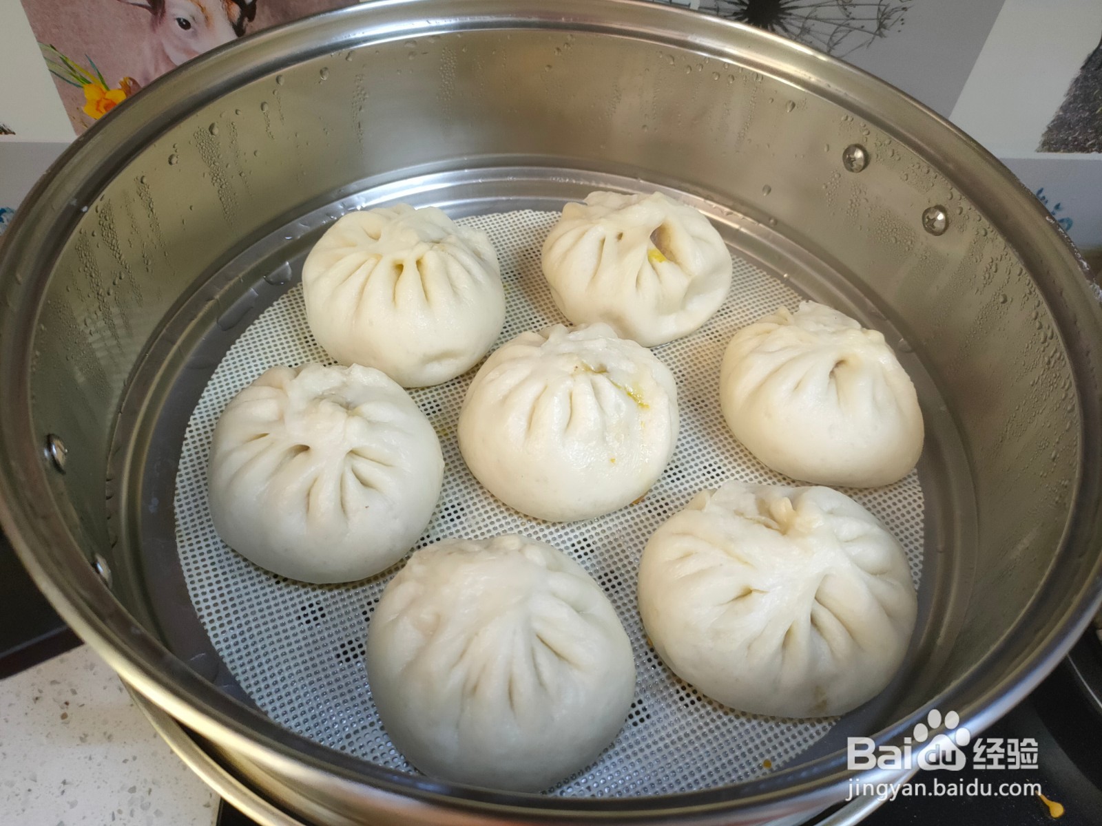 15分钟后关火,焖2分钟再取出,好吃的牛肉香菇包子就做好了.