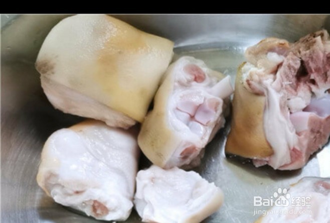 1,拿到猪蹄先把表皮在火上烤一下,以去除杂毛