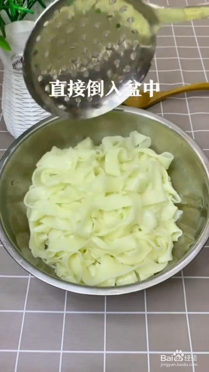 如何制作嫩滑爽口的油泼面