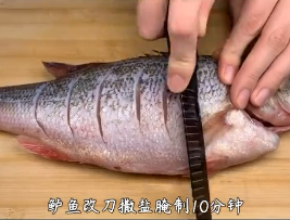 如何制作清蒸鲈鱼？