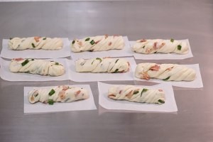 疫情期间适合做的奶香培根葱花馒头。