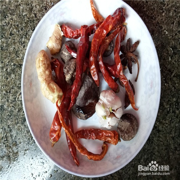 牛排骨炖萝卜的做法。