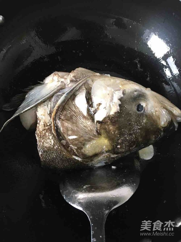 鱼头炖豆腐的做法