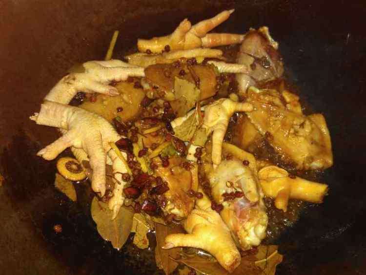 看着都让人流口水的脾酒五味烧鸡爪鸡翅你会做吗？