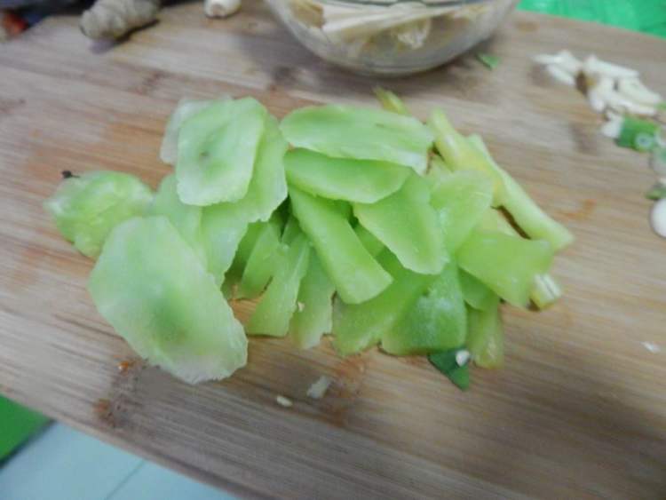 简单又美味的莴笋炒腐竹,看完你就知道!