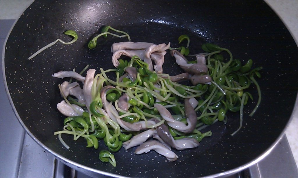 黑豆芽猪肚炒五花肉的做法，不会的快学学