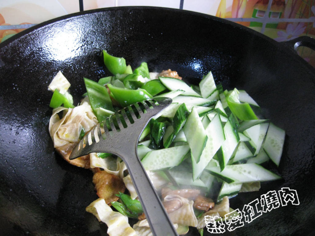 香味十足的柿子椒炒油豆皮!