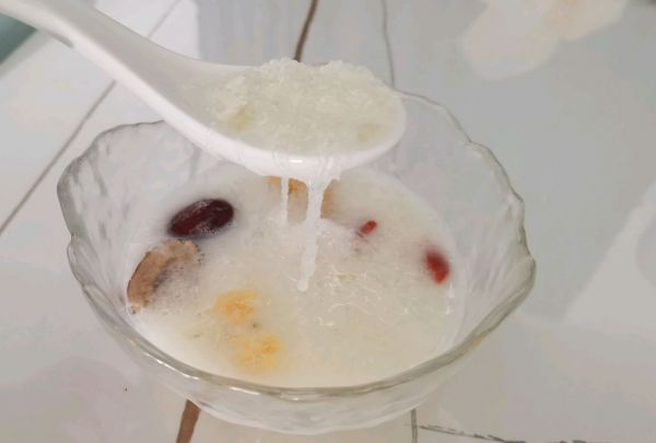 桃胶雪燕皂角米炖奶