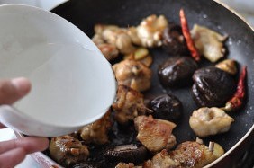 如何做无油香菇栗子鸡？
