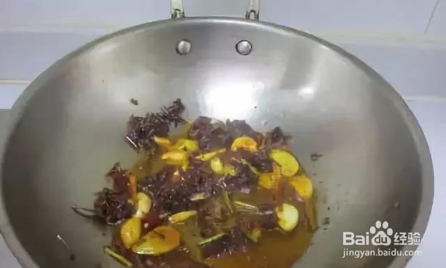 杨梅酒小龙虾的做法