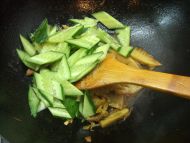 春笋黄瓜炒肉的做法