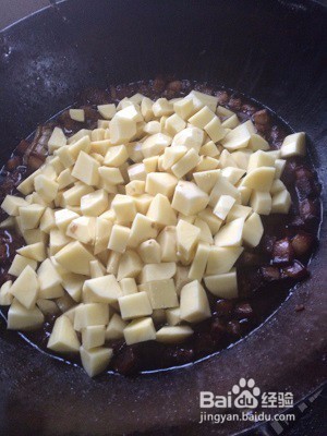 秘制红烧肉烧土豆的做法