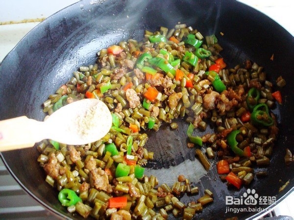 酸豆角炒鸡油渣的做法