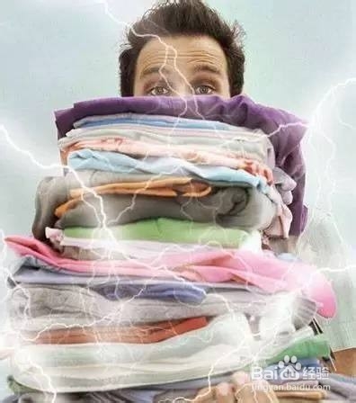 羽绒服有静电吸灰怎么去除