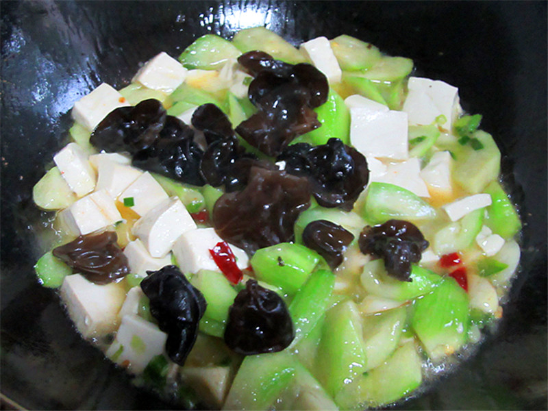 丝瓜炖豆腐的简单易做方法，可口美味。