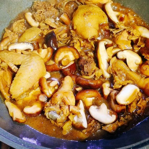 红烧鸡肉炖香菇