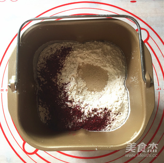 红曲提子干面包