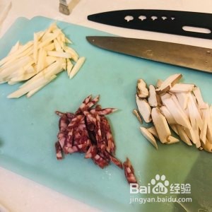 健康养生佳品茭白杂菇腊肠拌面的做法