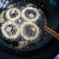 哄宝宝的炸洋葱圈小吃的做法