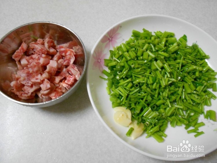 香肠炒菜梗做法