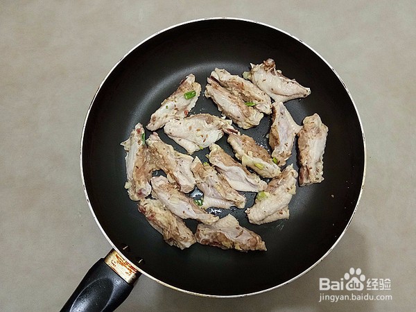 如何做出好吃的避风塘鸡翅