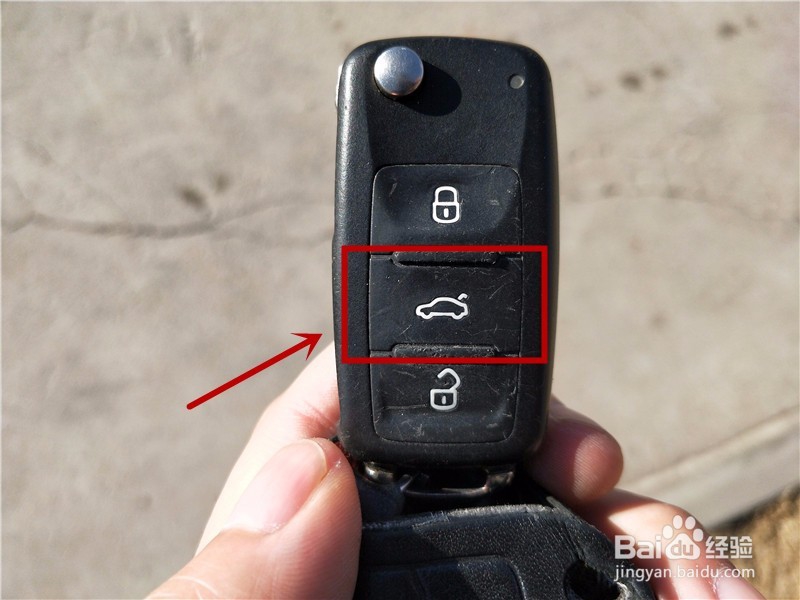 小轿车如何一键打开后备箱