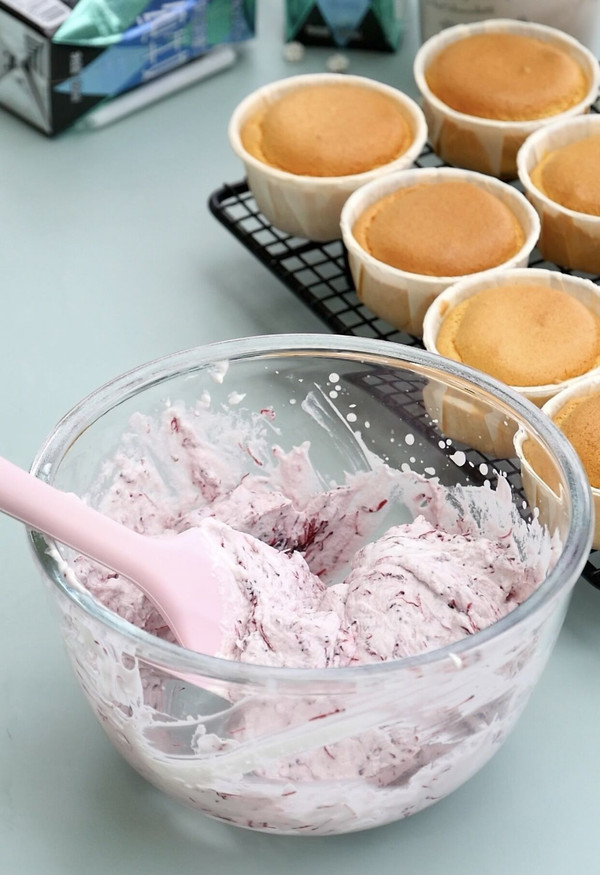 杨梅冰激凌纸杯蛋糕