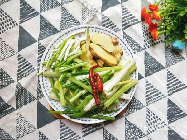 如何做香芹焖鸡肉？