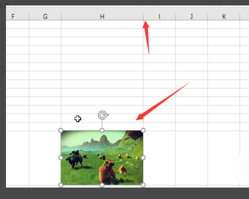 excel 插入图片的时候，如何让图片自动的根据插入的表格大小而自动改变大小填充表格。