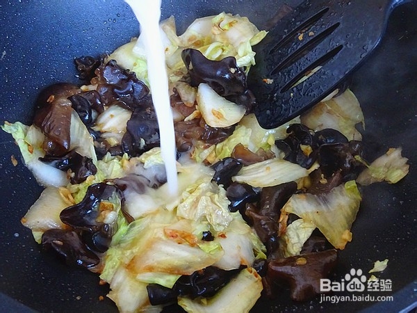 木耳炒白菜的做法
