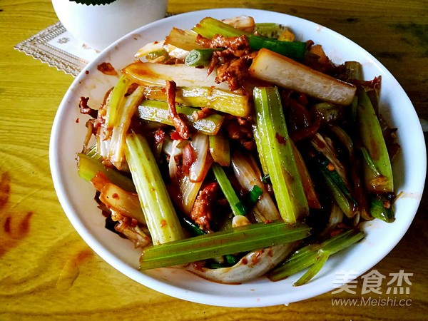 黄豆酱炒肉丝芹菜