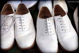 如何清洗白色的鞋子