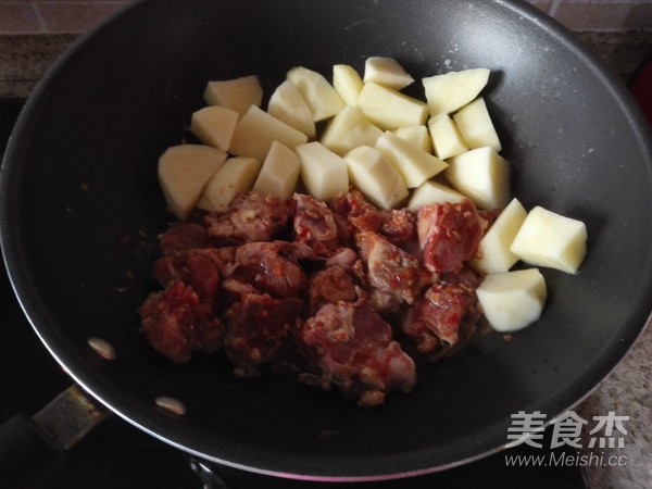 排骨土豆饭的做法