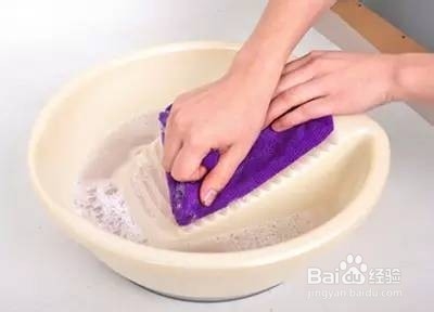 如何清洗有颜色衣服上的顽固污渍