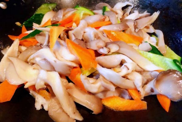 黄瓜胡萝卜炒平菇